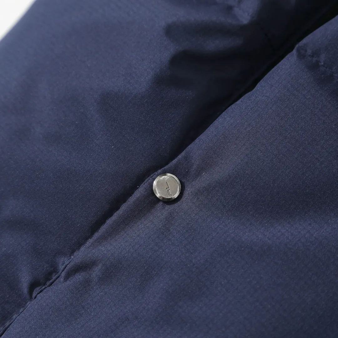 P680 #R58 Ralph Lauren/Ralph Lauren classic new down jacket jacket with detachable hood extra thick plush down jacket men's top "Thousands of stitches of electric embroidery, the logo is like a work of art" The imported Barudan embroidery machine is used to carve the classic polo logo with precision electric embroidery technology. Each letter is full and three-dimensional, with clear details, making it the "most expensive embroidered logo" on the down jacket, highlighting its extraordinary status. "75% national standard high-quality white duck down, light and heat-locking" is filled with 75% high-quality white duck down, which is light and pressure-free, but has excellent warmth retention. After compression, it can quickly rebound and become fluffy, say goodbye to bloat, embrace unburdened warmth, and face the cold winter without timidity. "Technical fabrics that protect against cold and wind and rain" · Long-lasting fluffy and non-stiffening, consistent thermal performance · 400T high-density gallbladder + pinhole retraction technology, completely say goodbye to velvet · Windproof and waterproof matte fabric with adjustable hem, easy to deal with bad weather "Five colors come together to interpret diverse styles" · White: pure first snow, fresh and versatile · Black: classic without limits, calm and atmospheric · Navy blue: low-key and elegant, suitable for both business and leisure · Sky blue: bright and healing, brightening up dull winter days · Khaki: retro and gentle, the first choice for urban wanderers "The details are authentic, the texture is everywhere" The original electroplated YK zipper is smooth and durable, the detachable hood can be worn multiple times, and the original hangtag and washable label ensure authentic quality. The same design for men and women makes it easy to control whether it is used as a couple's outfit or to create personal style, making it an indispensable fashion equipment this winter.  Color: Black, Navy, Khaki, White, Sky Blue Size: S M L